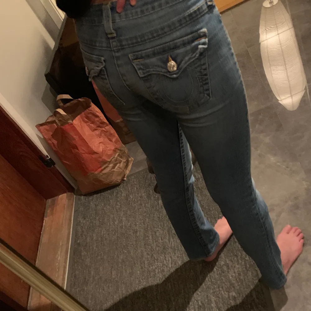 Ljusblå jeans från true religion. Alldeles för korta för mig tyvärr, jag är 179 cm. Skulle gissa på att de passar någon som är 165-170 cm beroende på kroppstyp. Stl 28. Jeans & Byxor.