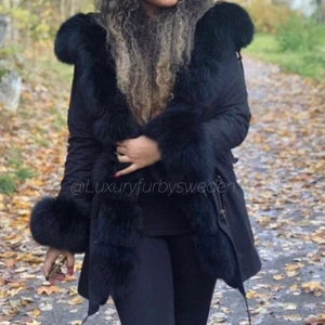 Jacka Fatima parka - Super fin Fatima Parka jacka! Jackan är i storlek S, men den passar även för XS-M. Den är jätte varm, mysig men också vattentät. Den köptes för 3000kr men säljer den för 1500kr!