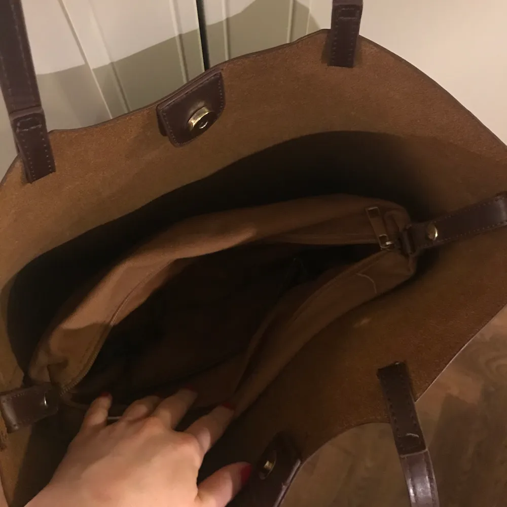 Handväska i brun läderimitation. Har praktiska fack. Knappt använd. . Väskor.