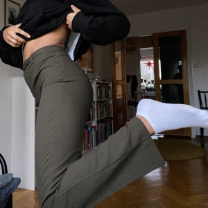 Kostymbyxor  - grönbruna kostymbyxor🐝🤎. Jag är 167 och på mig går de nästan ner till mina hälar!!❣️FLER INTRESSERADE så buda i PM. Högsta bud 200kr