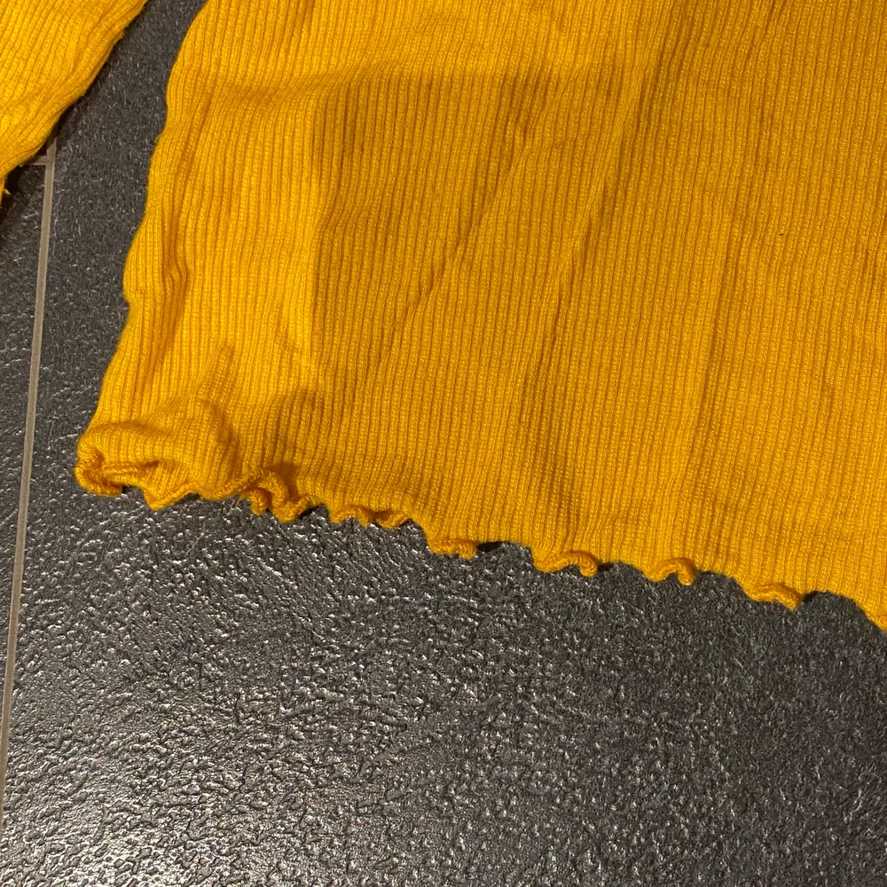 jättefin gul tröja från bikbok, använd ett fåtal gånger och är i mycket bra skick! Tröjan är i strl L men är jätteliten i storleken, så den passar utmärkt på mig som bär strl S i vanliga fall! Skriv för intresse, frakt ingår ej i priset💞. Tröjor & Koftor.