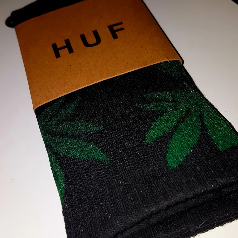 Helt ny / oanvänd! Strumpor av den tyska märke HUF med cannabismönster. Finns inte i Sverige! De är One Size men passar bäst mellan storlek 39- 45. Accessoarer.