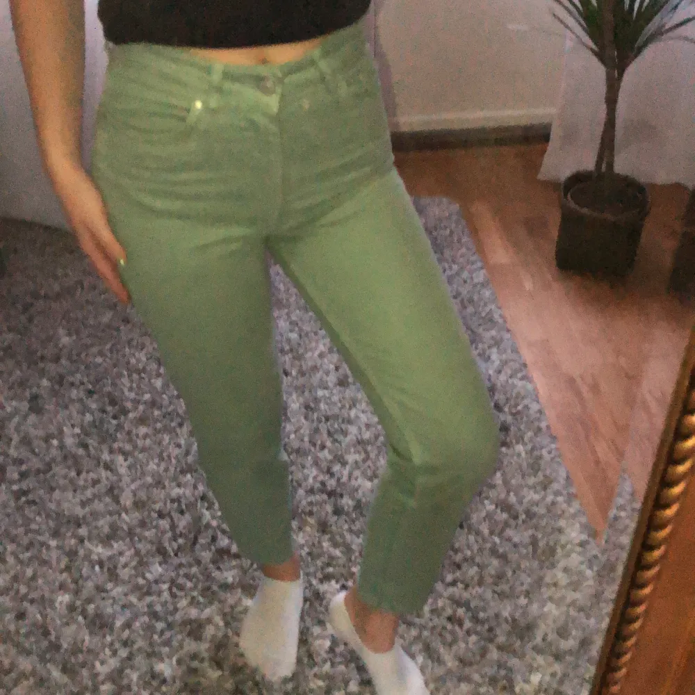 Gröna mom jeans från Chiquelle i storlek XS! Bra skick, knappt använda!. Jeans & Byxor.