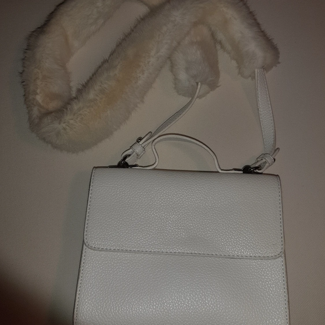 Väska med pälsdetalj