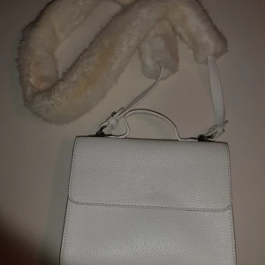 Väska med pälsdetalj - Från NLY, använd men ändå bra skick! Betalning med swish :)