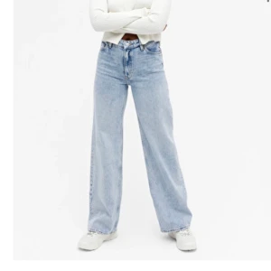 Monki yoko - Säljer dessa superfina byxor då de tyvärr inte passar mig i midjan. Har sytt upp de vid fötterna då de var för långa. Passar nu mig som är ca 162 lång! Annars i jättefint skick, nypris 400 kr.