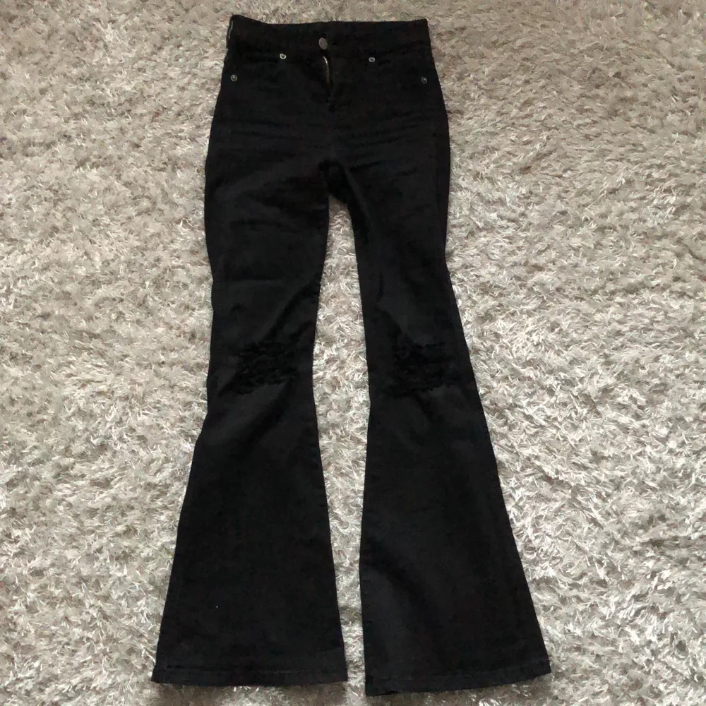Bootcut jeans med hål för knäna från Dr Denim. Modellen heter Macy. Använt sparsamt men har tappat lite färg efter en tvätt. Hör av dig vid fler frågor. Köpare står för frakt. Jeans & Byxor.
