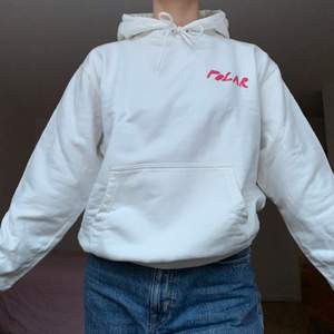 Vit hoodie från Polar Skate Co. med tryck på ryggen, i nyskick! Nypris 900kr. +63kr frakt