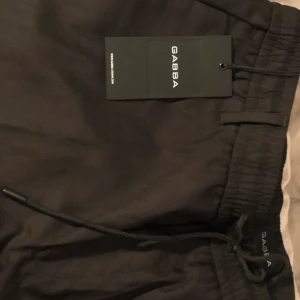 Gabba byxor - Dessa byxor finns inte i butik än, men jag säljer de här för ett billigare pris än vad de kommer att kosta i butik. Super sköna å fina, inte för mycket skulle kunna ha till vardags och på ett finare tillfälle. Bra kvalete😍