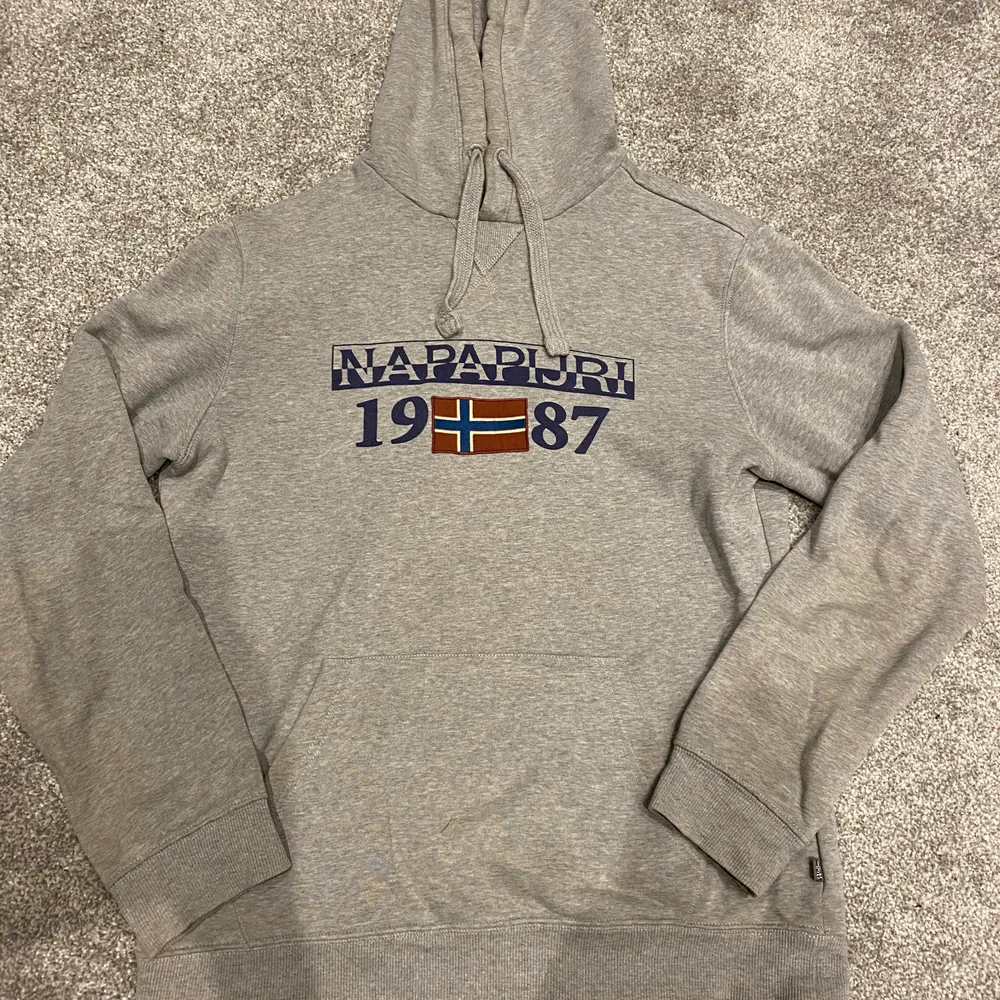 Skitsnygg napapijri hoodie, knappt använd och inga defekter. Nypris är 1200. Buda i kommentarerna. Storlek medium. Hoodies.