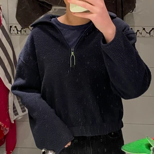 Kofta - Mysig kofta från weekday! Kan mötas upp i Stockholm annars står köparen för frakten.💙(spegeln som är smutsig)