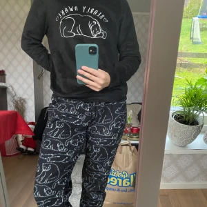 Mysigt Mjukisset - Ett jättemysigt mjukisset med jätteskönt material. Tröjan är helt oanvänd men byxorna är andvända ett par gånger. Perfekt till en myskväll💜