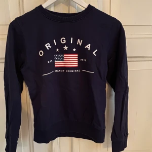 Mörkblå marqy sweatshirt i storlek 158/164 - Sweatshirten är i nyskick och storlek 158/164. Frakt tillkommer. 