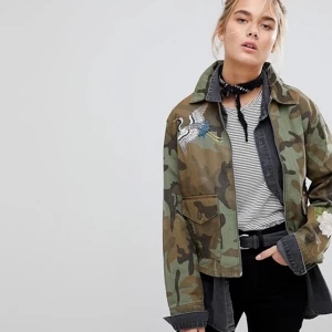 Levi’s camo coach jacket med brodering i strl S - Jacka från Levi’s i strl S. Använd ett fåtal gånger och är i mycket bra skick. 