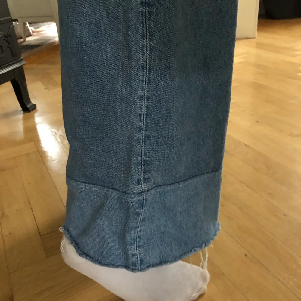 Säljer ett par helt nya weekday jeans i modellen ACE!✨ Jag har sytt på en längd på benet, jag är 1,75cm och de passar perfekt i längden på mig💙 . Jeans & Byxor.