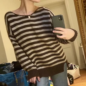 Stickad tröja - Superskön stickad tröja! Oversize på mig som är S!