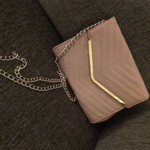 Handväska  - Jätte söt babyrosa väska. Tänkte sälja den då den tyvärr inte kommer till användning längre 