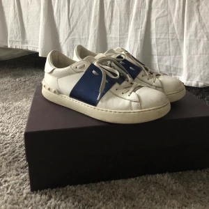 Valentino skor - Ganska väl använda valentino skor som jag köpte här på plick för någon månad sen, säljer pga dom är alldeles för stora för mig. Använt dessa en gång! Kan såklart tvätta innan de skickas iväg💕 hör av er vid flera bilder och mer info om pris osv! Äkta såklart men välanvända och därav det låga priset då nya kostar ca 5000kr☺️ box följer med!