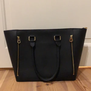 Väska - Säljer denna Don Donna väskan. Den är i jättebra skick. 💕