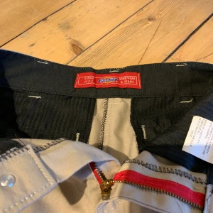Dickies chinos  - Beige dickies chinos, slim fit modell, upplagd i benen några centimeter så lite kortare än 30 längd 