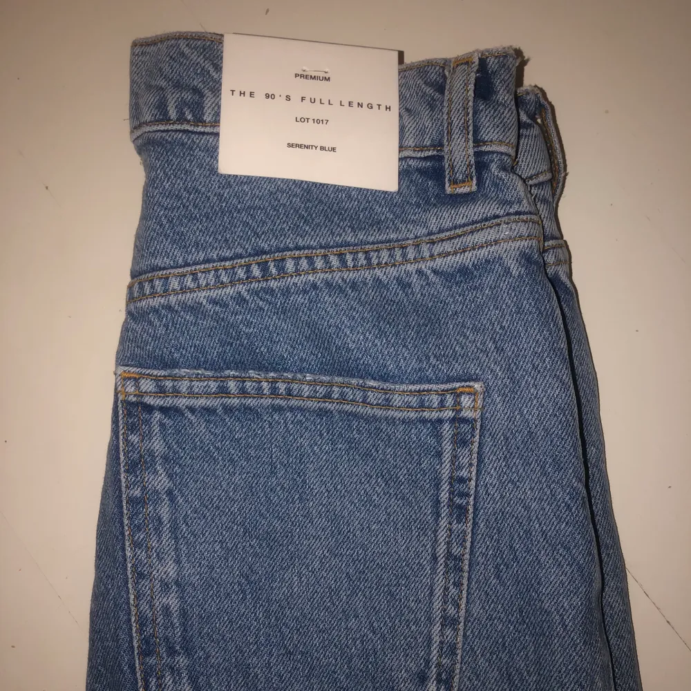 Säljer dessa super snygga och trendiga jeans från zara. Jeansen är aldrig använda och prislappen sitter fortfarande kvar. Storleken är 36☺️ Priset är 200 + frakt (Det 2 första bilderna är tagna från Alice Stenlöfs instagram) . Jeans & Byxor.