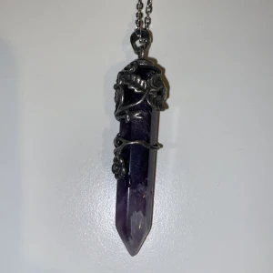 lila halsband med kristall - säljer det här fina halsbandet med en lila kristall 💜 20kr (inte inkl frakt) bläddra ner för att se frakt pris