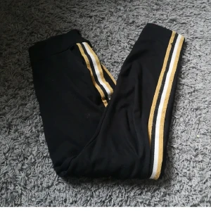 Byxor  - Säljer ett par riktigt sköna kostum byxor som känns som tights. Älskar dom men använder inte dlm så säljer vidare. Dom är lite nopriga vid sida rämmen men annars är dom hur fina som helst💕