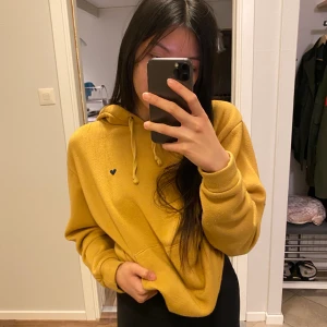 senapsgul hoodie  - tredje bilden visar färgen bäst :) 