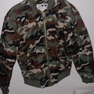 Bomberjacka militär  - Storleken är (S). Helt ny skick, använde par gånger. 