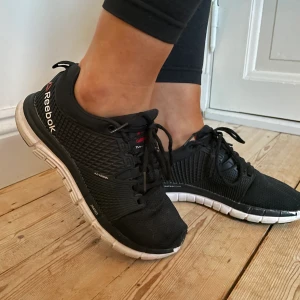 Reebok crossfit-sko - Begagnade träningsskor från Reebok i hyggligt skick. Liten slitning på främre delen av skon, i övrigt superfina! 👟 Storlek 35, US 3! Köparen står för frakt! 📦 
