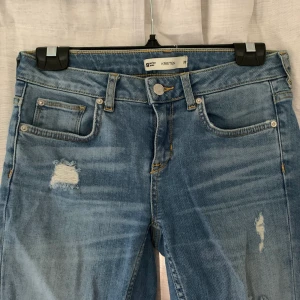 GinaTricot Jeans  - Fina GinaTricot jeans med hål i storlek 38. Tight i modellen, lågmidjade. 90kr plus frakt. Skriv för mer info och bilder:) 