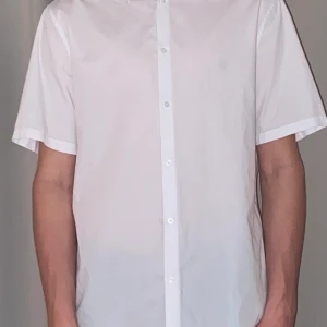 H&M Skjorta  - Slim fit XL. Använd 2-3 gånger. Mycket bra skick. Betalning via swish och köparen står för frakt.