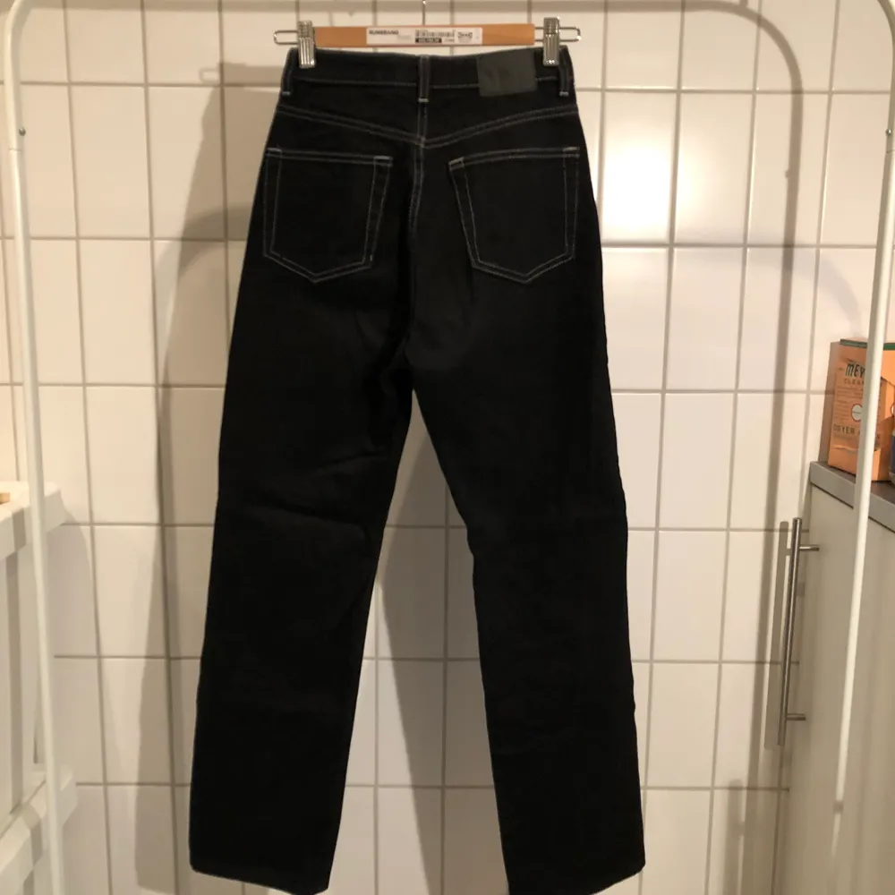 Svarta jeans med vita sömmar. Använda fåtal gånger. Modell: ROW Nypris:500. Köparen står för frakten 😊. Jeans & Byxor.