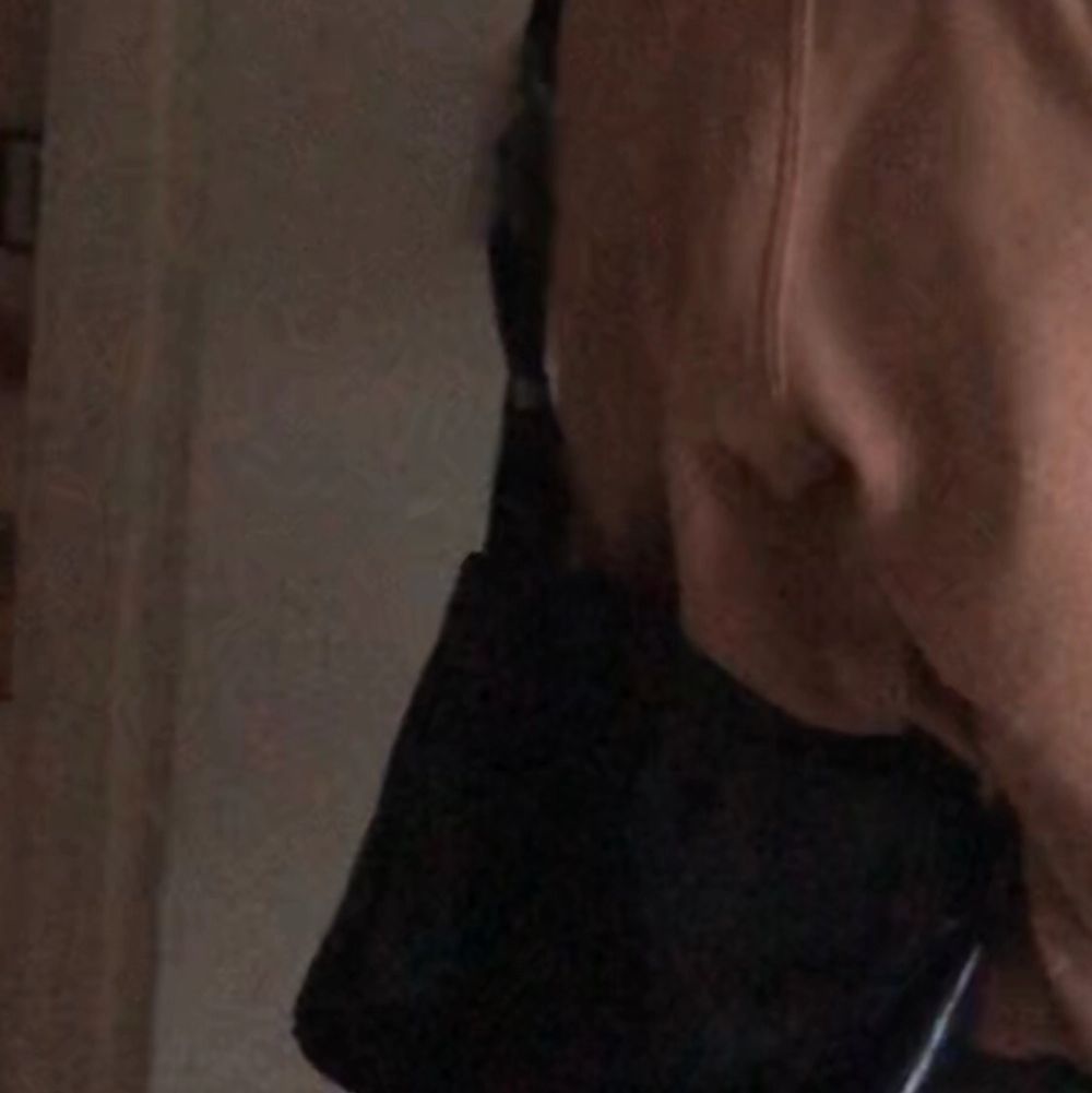 50kr+ frakt. Köpt ifrån en secondhand i Berlin. Storleken går att reglera, jag har på den minsta! Använd en gång. Larmet sitter kvar i en av fickorna men märks inte, de beror på att tjejen i kassan glömde de o ja märkte de efter att jag kommit hem💖💖. Väskor.