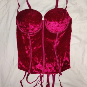 Corsett topp - Säljer min så sjukt fin corsett topp då jag har aldrig hittat en outfit eller tillfälle där jag skulle kunna ha den och den passar inte mig längre 😭🍒 Helt oanvänd! Storlek 75B. Remmarna som hänger under corsetten kan man ta av. skriv privat vid intresse!! ❤️💖