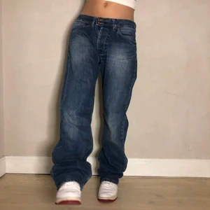 Pepe Jeans - Baggyjeans från brittiska Pepe Jeans 🐸 Personen på bilden är 170cm och storleken är 34/34 midjemått: 92cm, innerbenslängd 86cm! Passar alla kön🥰