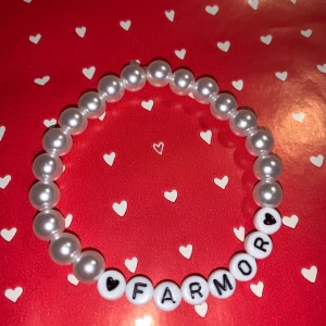 Fin julklapp  - Detta armbandet är sålt som en julklapp till någon! Gör de du med och bidra med nått bra! Hoppas ni får en bra jul!🎄⛄️❄️❤️ Dessa pengar är skänkta till hjärnfonden✨ (Glöm inte att du får välja utseende på armbandet helt själv)