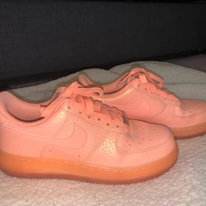 Nike Airforce 1 - Asballa Nike airforce 1 i en cool färg! Säljes då dom inte kommer till användning hos mig! Har gått ner i pris för att jag vill få dem sålda! Frakten betalas av köpare! Grymt fint skick och inga slitage