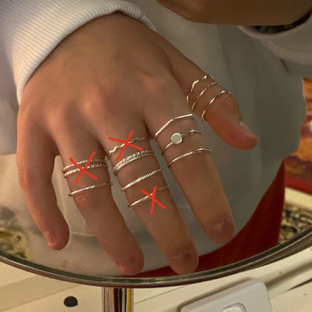 14 st silver fĂ€rgade ringar som inte anvĂ€ndsđ€ köpte dessa ett tag sen dĂ„ jag tĂ€nkte att jag skulle anvĂ€nda dem men blev tyvĂ€rr inte sĂ„! SĂ„ sĂ€ljer dem hĂ€r istĂ€llet dĂ„ jag vet att mĂ„nga tycker om dessa ringarđ€ 4st för 30kr +frakt eller alla för 110kr . Accessoarer.