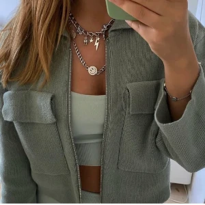 Grön kofta - Säljer en kofta från Gina tricot som jag köpte här på Plick men säljer pga att de är för liten för mig. Själv har jag endast använt den en gång och skulle säga att den är i fint skick. Kan mötas upp i centrala Stockholm eller frakta, frakten ingår. (Första bilen är tagen från Frida tordhag). Först till kvarn 