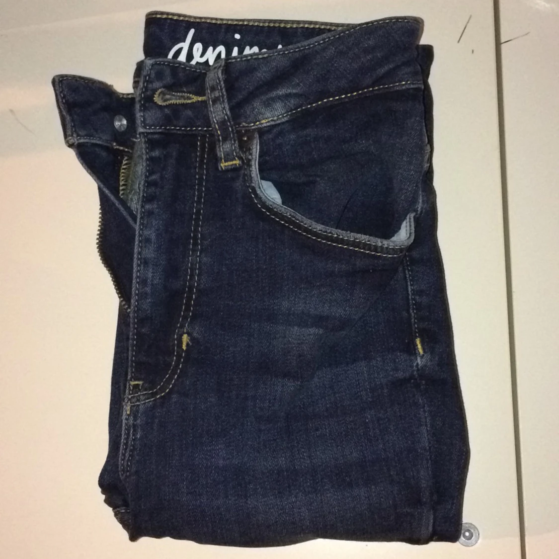 Lite tajta jeans och lite stora längst ner! - 90