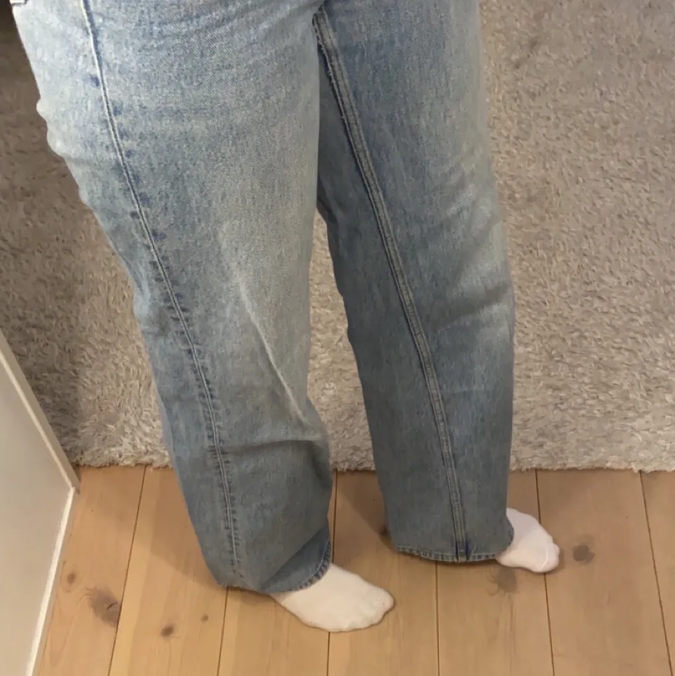 Populära jeans från monki. Är 170 cm och dem är långa på mig💓. Jeans & Byxor.