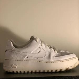 Air force 1  - Sjukt snygga air force 1,  storleken är 40, men passar också som 39, de är i bra skick. Kond 7/10 säljer den för 300kr. Högsta bjud vinner😋 hämtas i Stockholm city. 