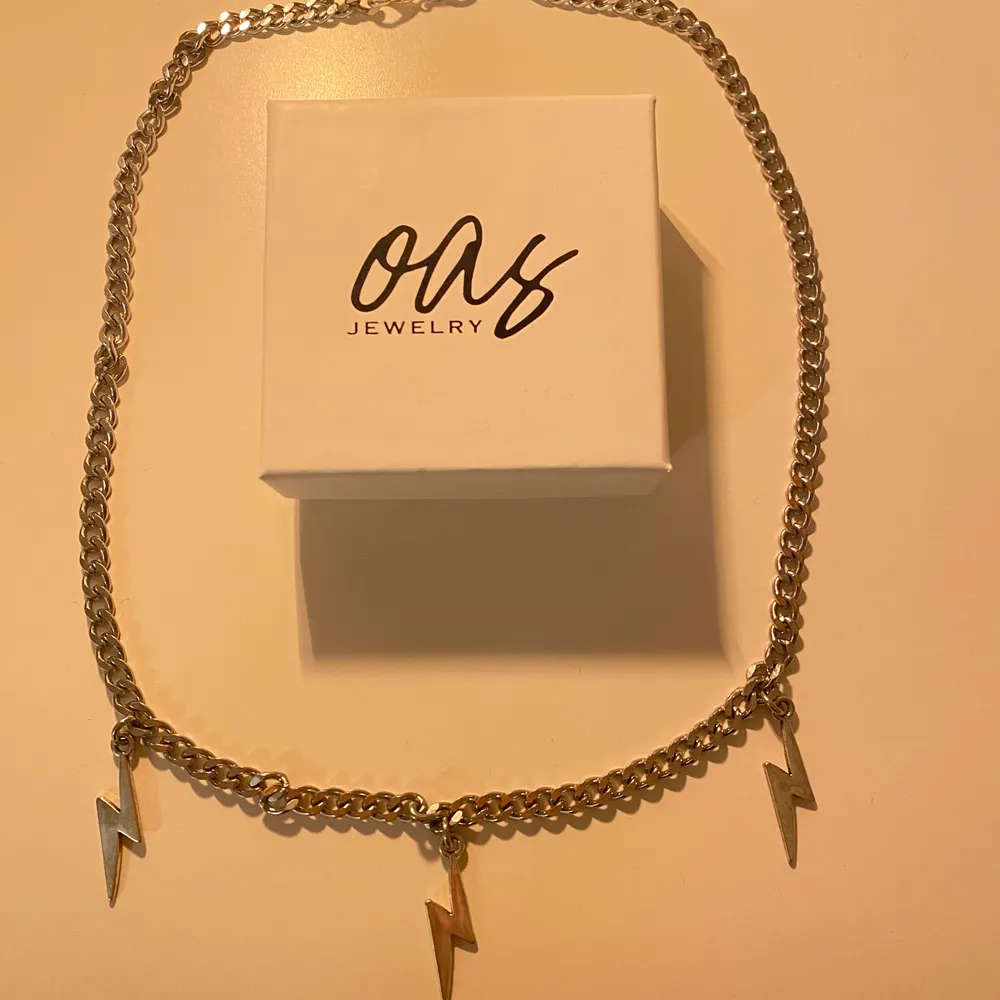 Halsband med blixtar från oas jewelry, priset är inklusive frakt. Accessoarer.