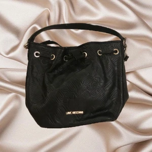 Love moschino väska - Väska från love moschino med en axelrem som tillkommer, perfekt skick då den nästan är oanvänd😍