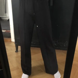 Långa kostymbyxor  - Långa kostymbyxor, köpa på zalando🧡 Endast använda 2-3ggr, jag är 1,75 och de är perfekta i längden på mig🖤