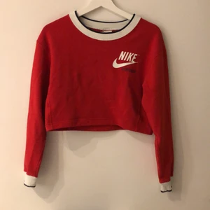 Nike - Snygg nike tröja med tryck på ena armen 