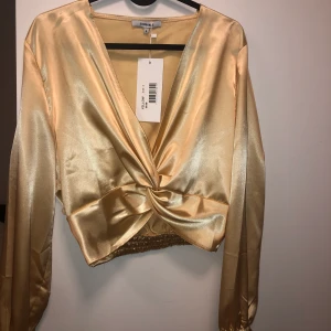 Festblus - Helt ny festblus från chiquelle. Prislapp sitter kvar. Nypris 399, mitt pris 299, kan diskuteras