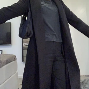 Svart kappa - Säljer denna svarta kappa från zara, sparsamt använd och bra skick.