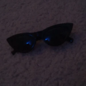 Svarta solglasögon - Det syns mer på denna bild men det är bra kvalete och de är inte sönder